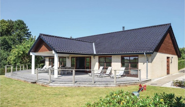 Four-Bedroom Holiday Home In Humble
