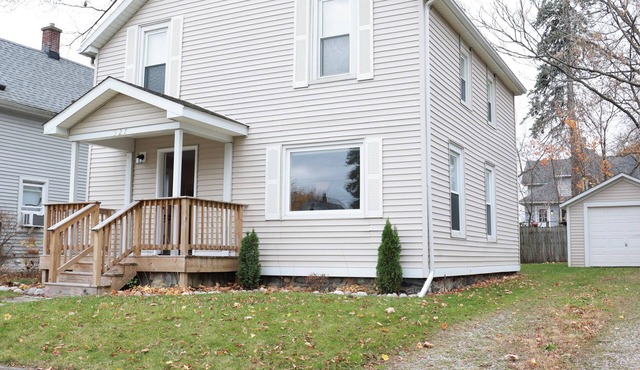 Four bedroom home walking distance to Historical Downtown Lapeer,