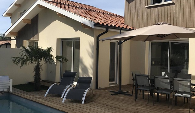 Four-Bedroom House, 8 People with Pool, Called "Whitehaven"