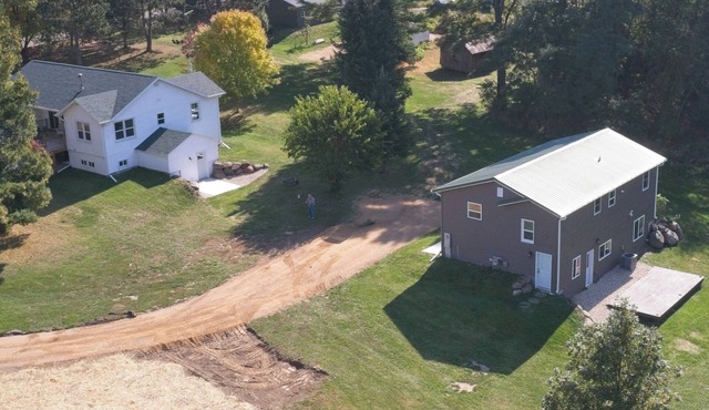 Four Bedroom house 1 mile from entrance to Devils Lake