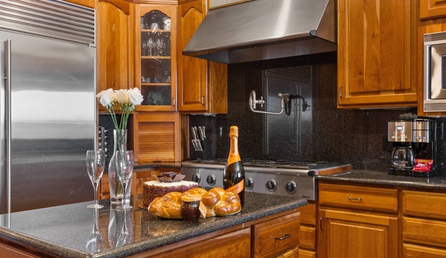 Four Bedroom House 8 Beds :We Take Insurance Claims: