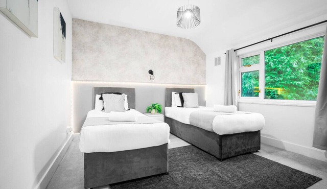 Four Bedroom House - Garage - Garden