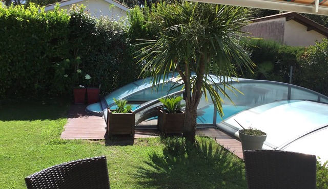 Four-bedroom house in Lacanau with private covered pool near the lake