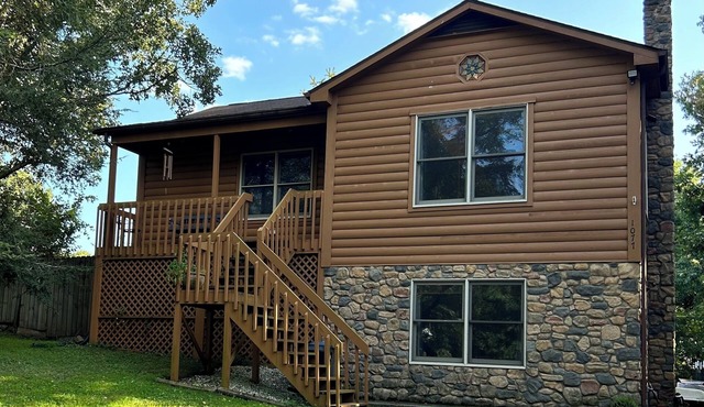 Four bedroom log cabin, less than 5 miles to Lane Stadium!