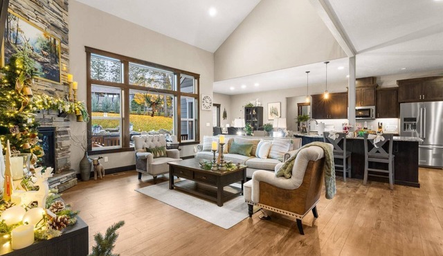 Four Bedroom Retreat Near Hayden Lake: Game Room, Family Fun