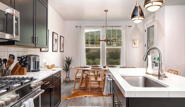 Four Bedroom Townhome with Hot Tub & Family Games