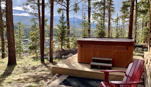 Four Bedrooms/Five bathrooms! Amazing Views, Hot Tub!