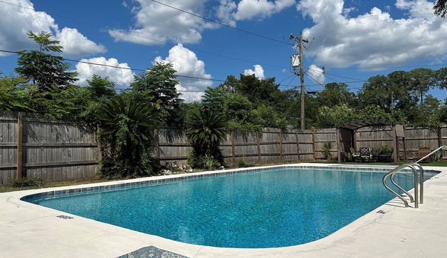 Four Bedrooms, Hot Tub + Pool.