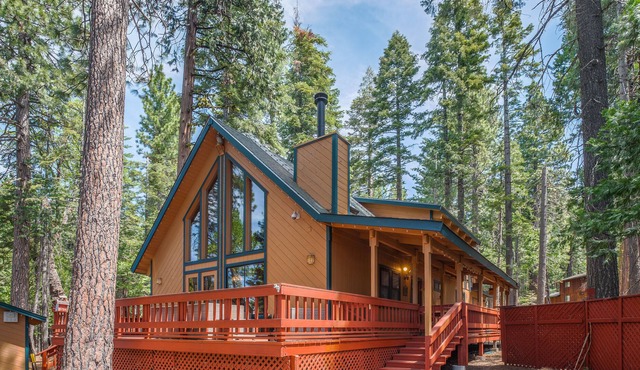 Four By Four Classic Pet Friendly Chalet in Dorrington - Sleeps 8-10.