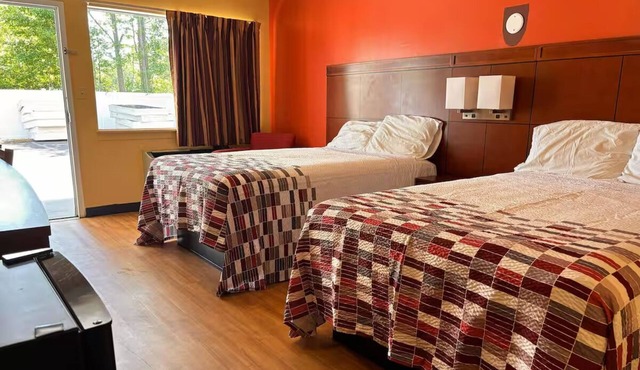 Four Comfortable Rooms w/Free Parking – Ideal for Road Trippers