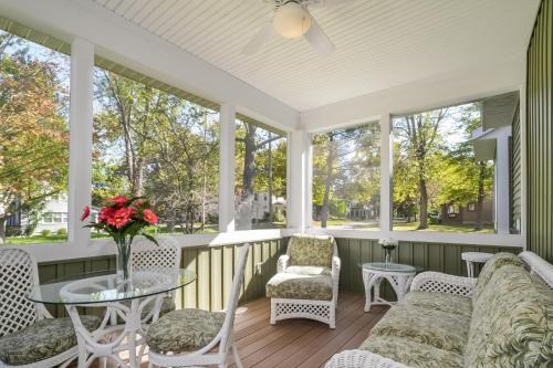 Four Gen house on Hill in Saugatuck walk to town
