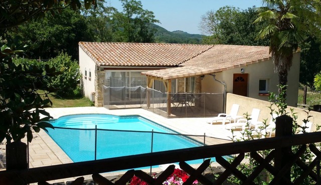 Four independent cottages in an old farmhouse with swimming pool - "Loire"