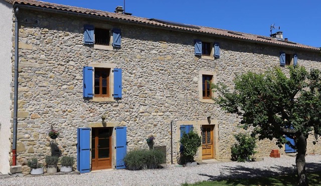 Four independent cottages in an old farmhouse with swimming pool - ‘Bordeaux’