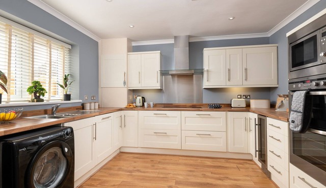 Four Oaks Cottage, Private Children’s Park, Large Garden & Hot Tub