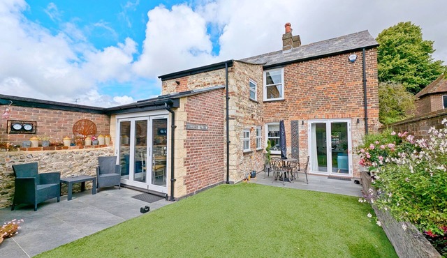 Four Priory Road, Chichester - a cottage that sleeps 4 guests in 2 bedrooms