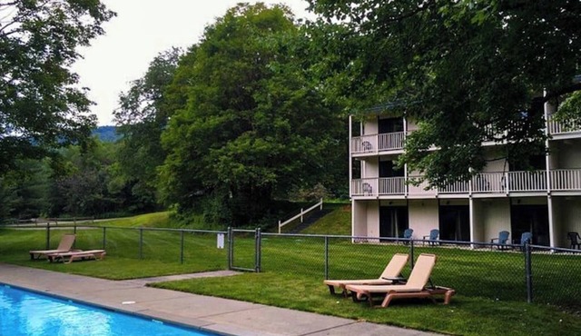 Four Season Condo: seasonal pool, ski, hike, bike & golf