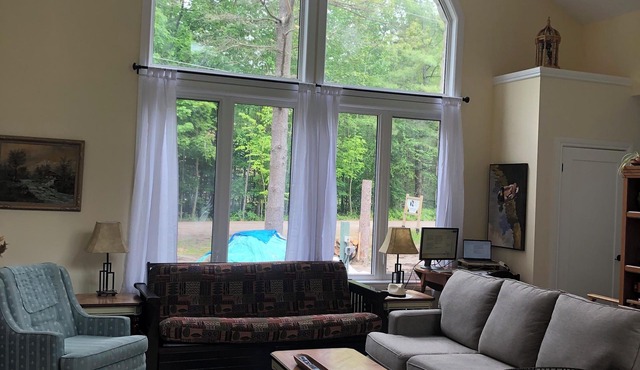 Four-season Cottage with a shared private beach in Muskoka!
