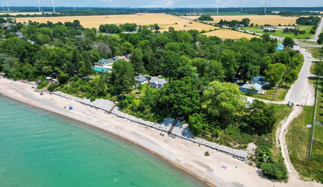 Four-Season Cottage with Beach Access Near Grand Bend