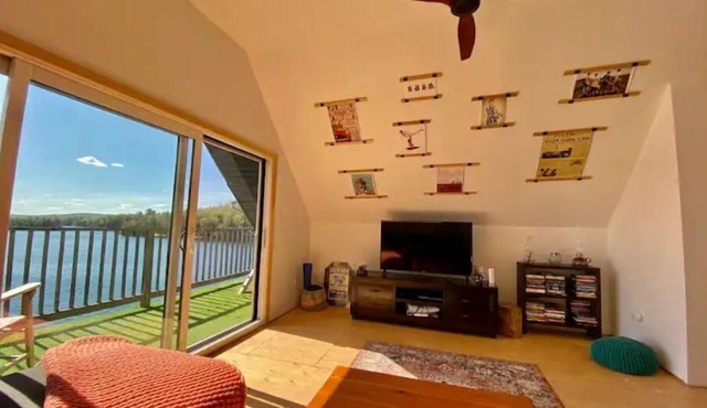 Four Season Cottage with Wood Burning Sauna