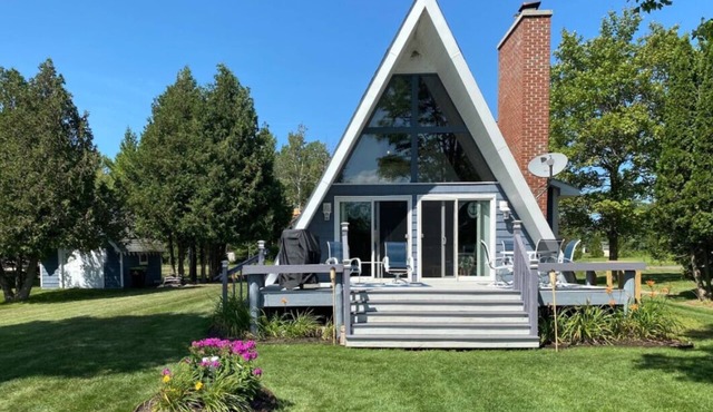 Four-season lakefront charm in Northern Michigan