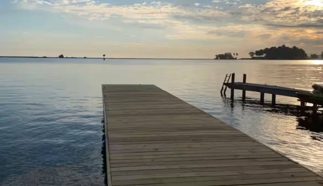 Four-Season Lakefront Cottage, Winter Views, Fire Pit & Family Friendly
