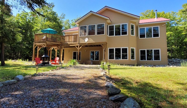 Four Season Lakefront Oasis with many amenities