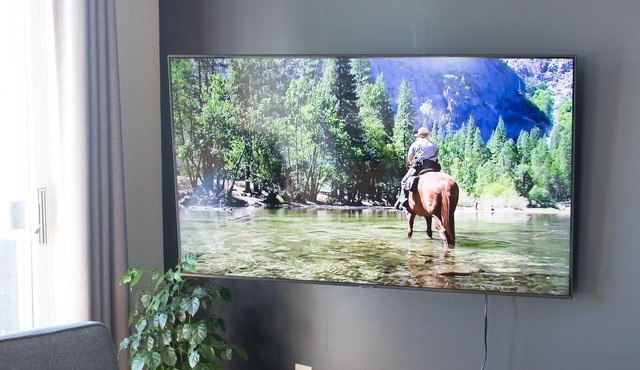 Four-season Lakefront Cottage with a Hot Tub.