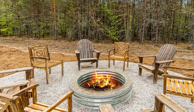Four-season retreat with fireplace, firepit, grill, WiFi & central AC