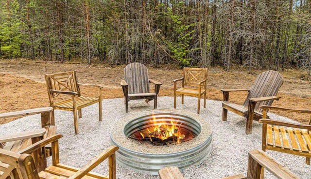 Four-season retreat with fireplace, firepit, grill, WiFi & central AC