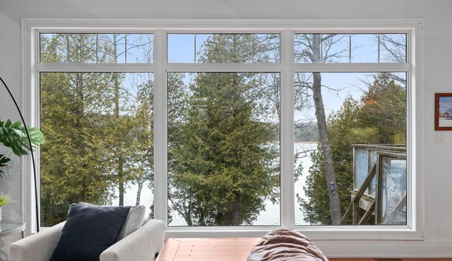 Four Season Retreat on private lake, sleeps 10+ people, skier & hiker's delight