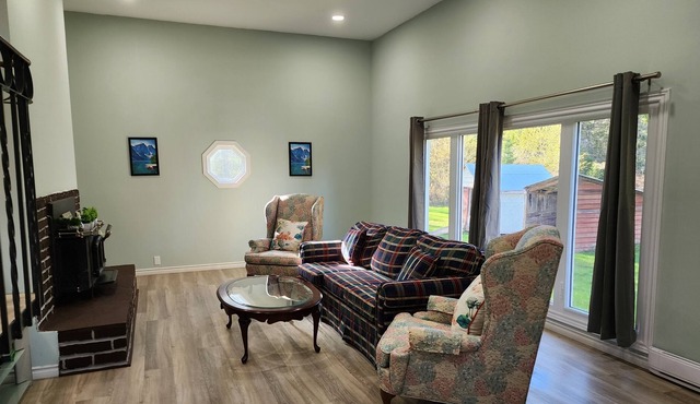 Four Season waterfront Cottage on Irondale River over