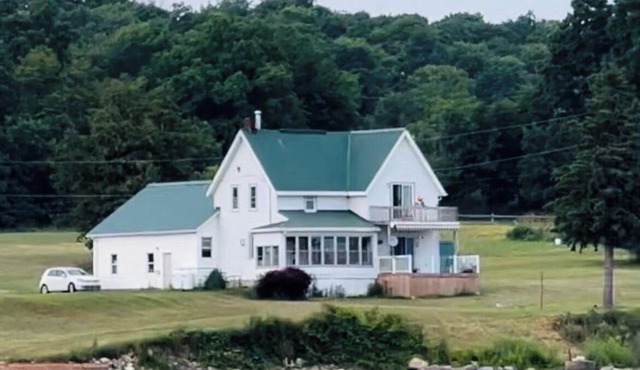 Four Season Waterfront Cottage - Private Escape | 3BR, 2BA | Howe Island