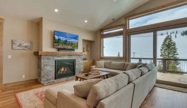 Four Seasons by Tahoe Getaways - 4BR Tahoe Donner w Hot Tub, Pool Table & HOA