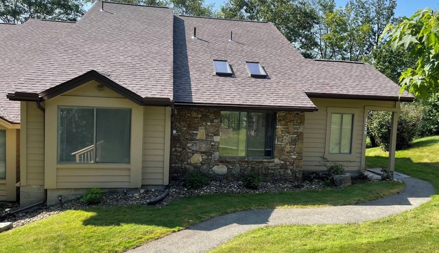 Four Seasons Hidden Valley End-Unit Townhome 4Br3BaWiFi on 17th Fairway!