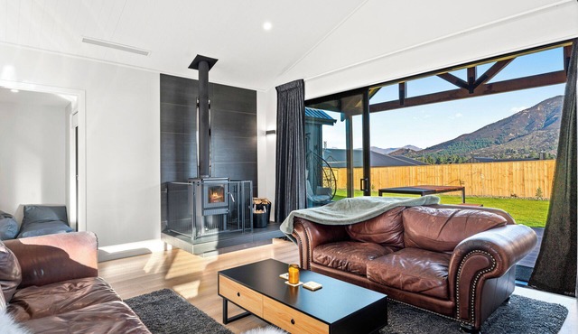 Four Seasons - Lake Hawea Holiday Home