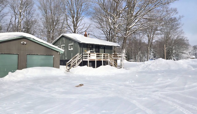 Four Seasons Lake House Between Marquette and Houghton: Paradise on Petticoat!