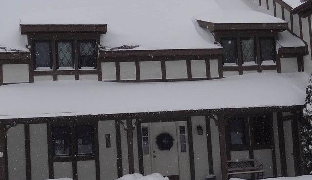 Four Seasons Lodge - Ski In/Out - 5 Bdr. - Closest to Lift !