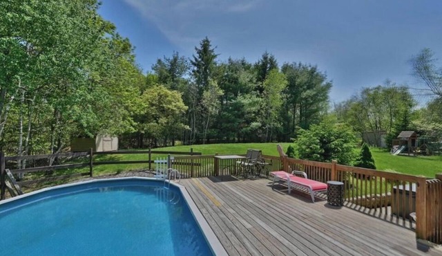 Four seasons vacation home 4 BR with outdoor Hut tub and swimming pool.