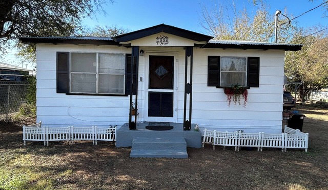 Four Sisters Casita - Cozy country feel 2-bedroom house in town with WiFi & AC.