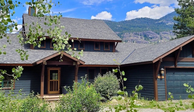 Four Sisters Lodge-4 Bedroom Option, Pet Friendly and on the Ski Trail!