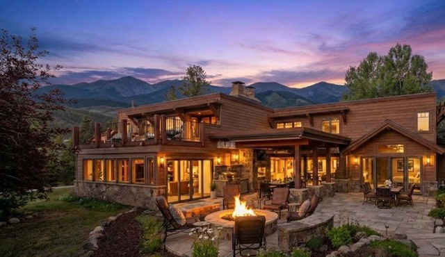 🏔️ Four Sisters Mountain Haven: Luxury, Hot Tub, Near Ski Lift & Village, $0 Cleaning & Pet Fee