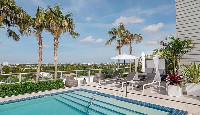 Four Spacious Rooms! Rooftop Pool, Pet-friendly, Close to Bal Harbour Beach!