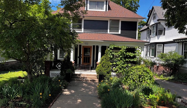 Four Square Marquette- Centrally located w porch, patio, sauna, fire pit