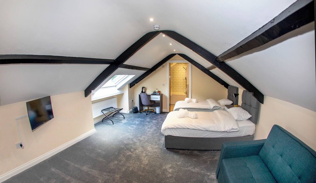 Four-star B&B rooms in friendly 1852 pub with king-sized family room.