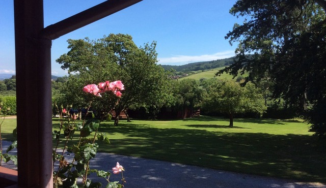 Four star Lodge with two bedrooms and bathrooms, fabulous views yet close to pubs and beach