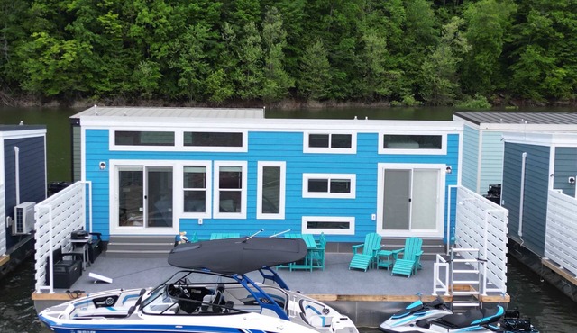 Four Suns - Lake Front Floating House Retreat