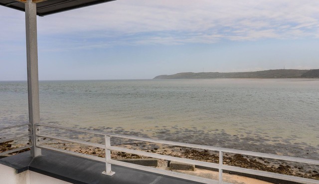 FOUR THE QUAY, pet friendly, country holiday cottage in Red Wharf Bay