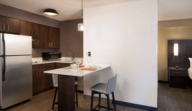 Four Welcoming Studio in Fresno with Delightful Breakfast | Free Parking