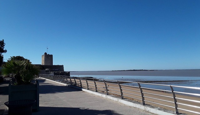 - FOURAS - Spacious 90m² bungalow - 100m FROM "LA GRANDE PLAGE