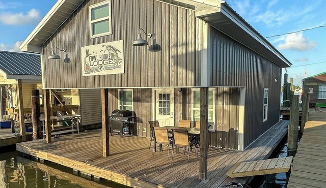 Fowl Hooked Lodge Houseboat in Venice Marinan Sleeps 8 3 Bedrooms 2 Full Bath